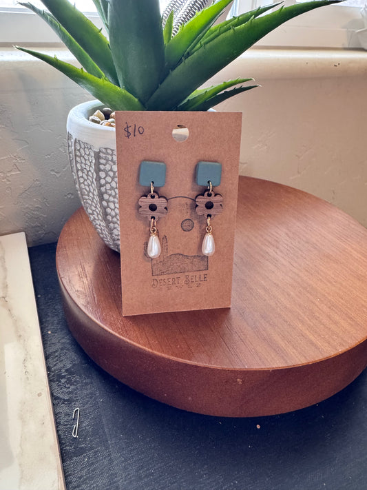 Dainty Flower & Pearl Earrings